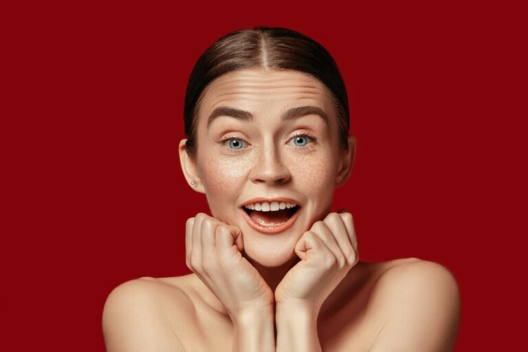 beautiful-female-face-perfect-clean-skin-young-surprised-caucasian-woman-red-studio-background_155003-31491-768x512 تخلیه آکنه: راهکاری برای پوستی شفاف و سالم