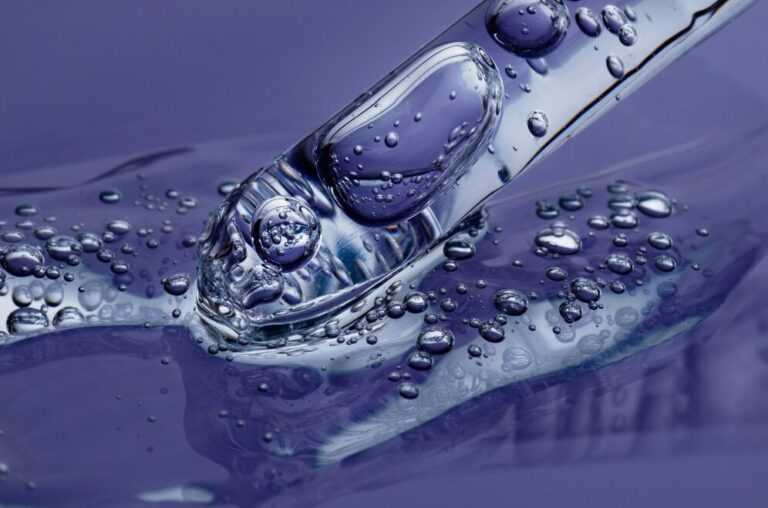 close-up-hyaluronic-acid-tratment_23-2149286720-768x508 پانتنول: اکسیر جوانی و طراوت پوست