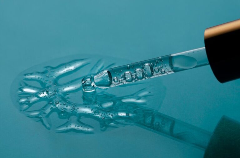 close-up-hyaluronic-acid-tratment_23-2149286738-768x508 بنزوئیل پراکسید: سلاحی قدرتمند در برابر آکنه و باکتری‌ها