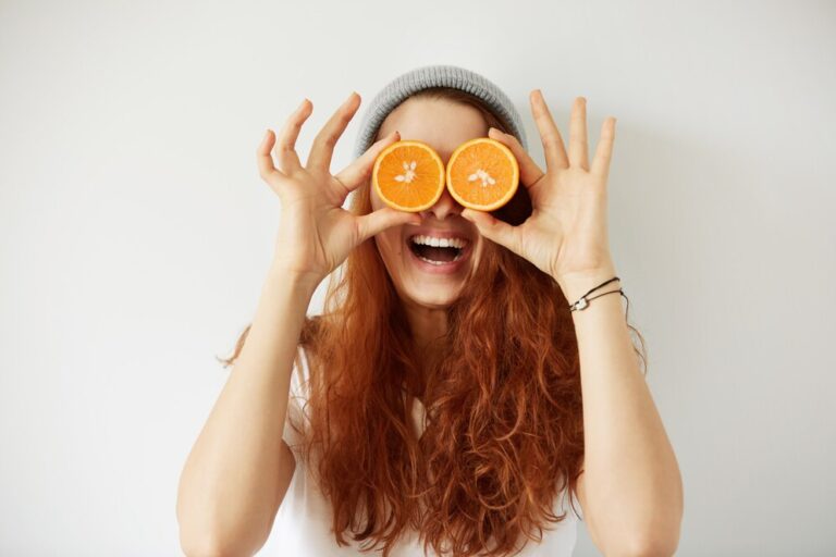close-up-studio-portrait-young-smiling-female-holding-halves-oranges-her-eyes_273609-13816-768x512 آنتی‌اکسیدان‌ها: سپر محافظتی پوست در برابر پیری