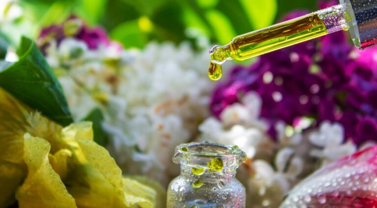 essential-oil-flowers-selective-focus_472916-53711-768x424 روغن‌های گیاهی، اکسیر جوانی و زیبایی پوست و مو