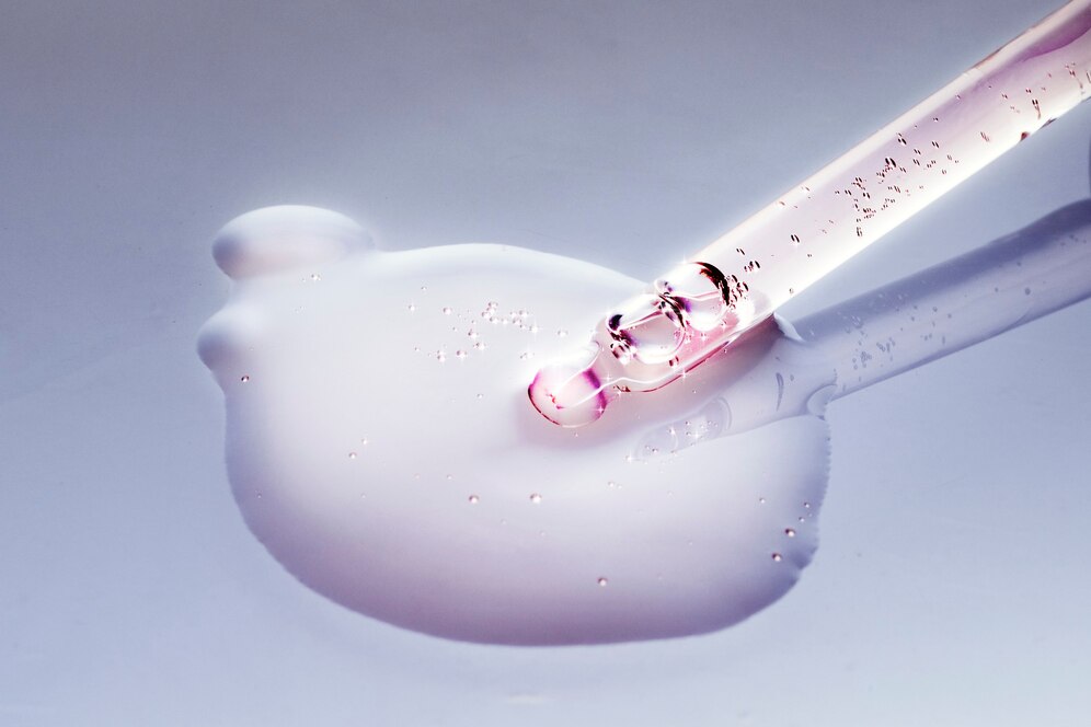 oil-dropper-background-pink-dripping-cosmetic-product_53876-137330 اکتیو شناسی: هیالورونیک اسید