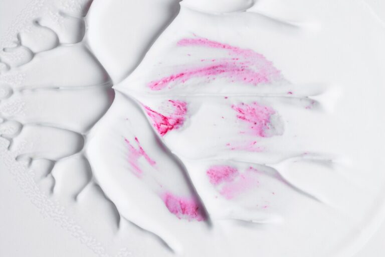 pink-color-splatter-white-textured-surface_23-2148078909-768x512 آلانتوئین: راز نرمی و لطافت پوست