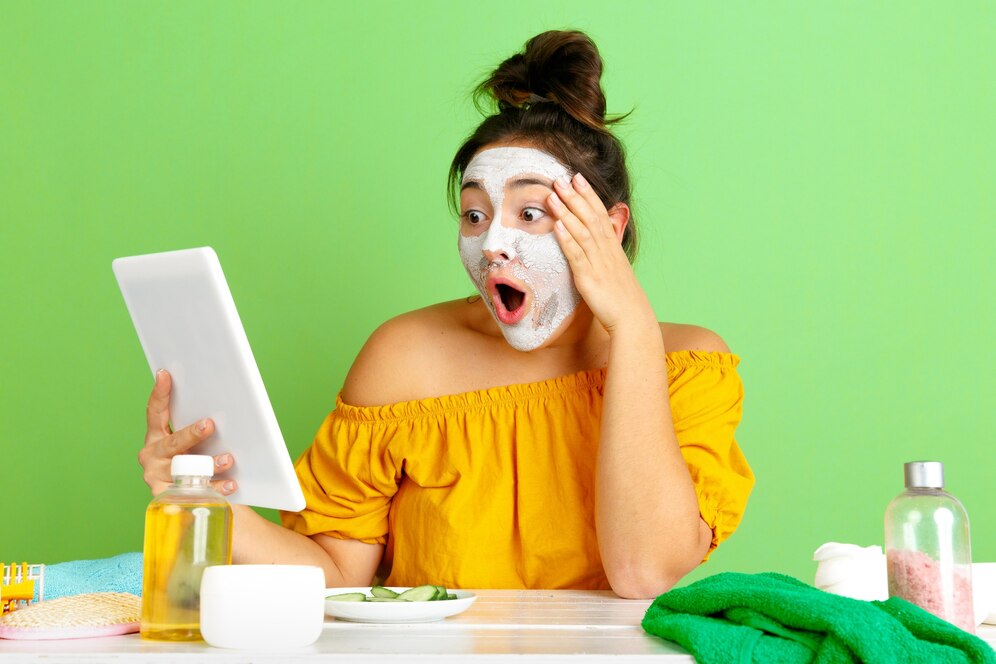 portrait-young-caucasian-woman-beauty-day-skin-hair-care-routine_155003-19155 مراقبت از پوست در زمستان و آلودگی هوا: راهنمای جامع برای داشتن پوستی سالم و درخشان