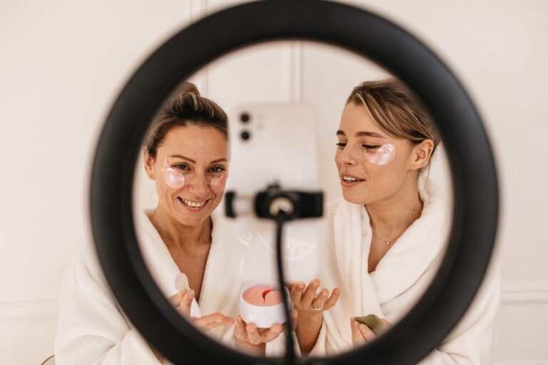 pretty-fair-skinned-women-use-anti-wrinkle-patches-take-photo-through-ring-lamp-tripod-beauty-procedure-morning-ritual-concept_197531-31555-768x512 مراقبت از پوست در منزل بین جلسات و بعد از اسید تراپی: راهنمای جامع برای داشتن پوستی درخشان