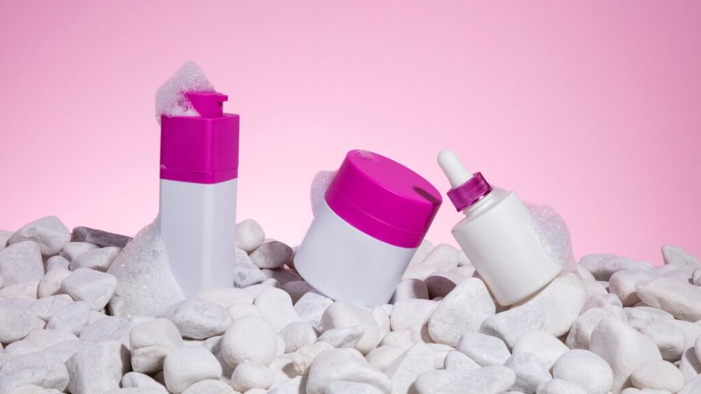 skin-care-banner-concept-with-lotion_23-2149449161-1024x576 محصولات مناسب پوست‌های آسیب‌دیده یا دارای لک