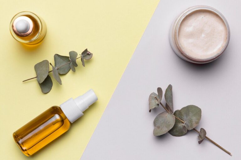 view-cosmetic-products_23-2148549138-768x512 محصولات مراقبت از پوست با فرمولاسیون سبک و جذب سریع: کلید پوستی شاداب و سرحال