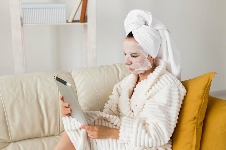 woman-bathrobe-with-facial-mask-using-her-tablet_23-2148641487-768x512 مراقبت از پوست در منزل بین جلسات و بعد از اسید تراپی: راهنمای جامع برای داشتن پوستی درخشان