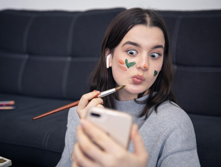 young-woman-draws-with-paint-her-face-looks-into-smartphone_169016-18993-768x581 اکتیو شناسی محصولات آکنه: راهنمای جامع برای پوستی شفاف و سالم